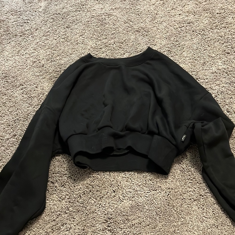 Aritiza cropped black crew neck!